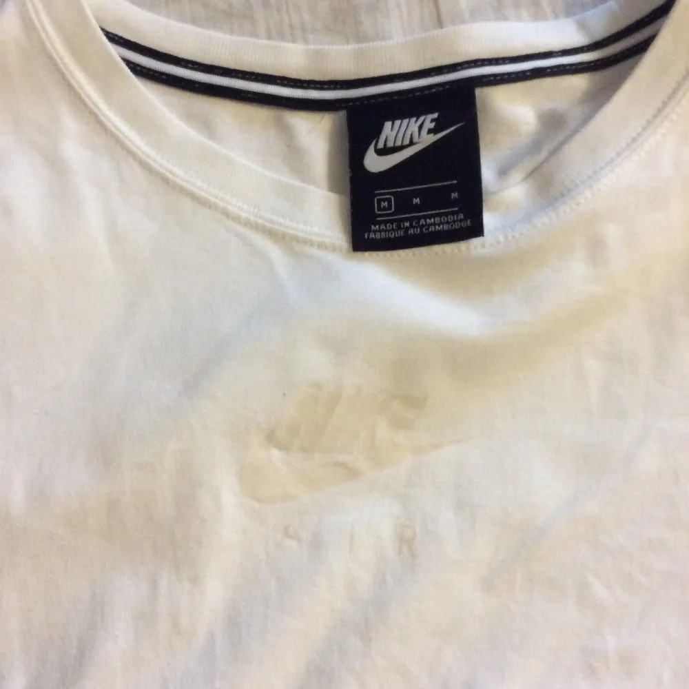 Nike t-shirt i storlek medium. Oanvänd med snyggt tryck på baksidan . T-shirts.