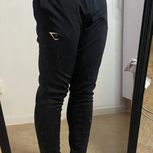 Gymshark pants - Gymshark träningsbyxor, för tajta för mig men den letar ny gymbro som vill få större ben. Never skip leg day mr