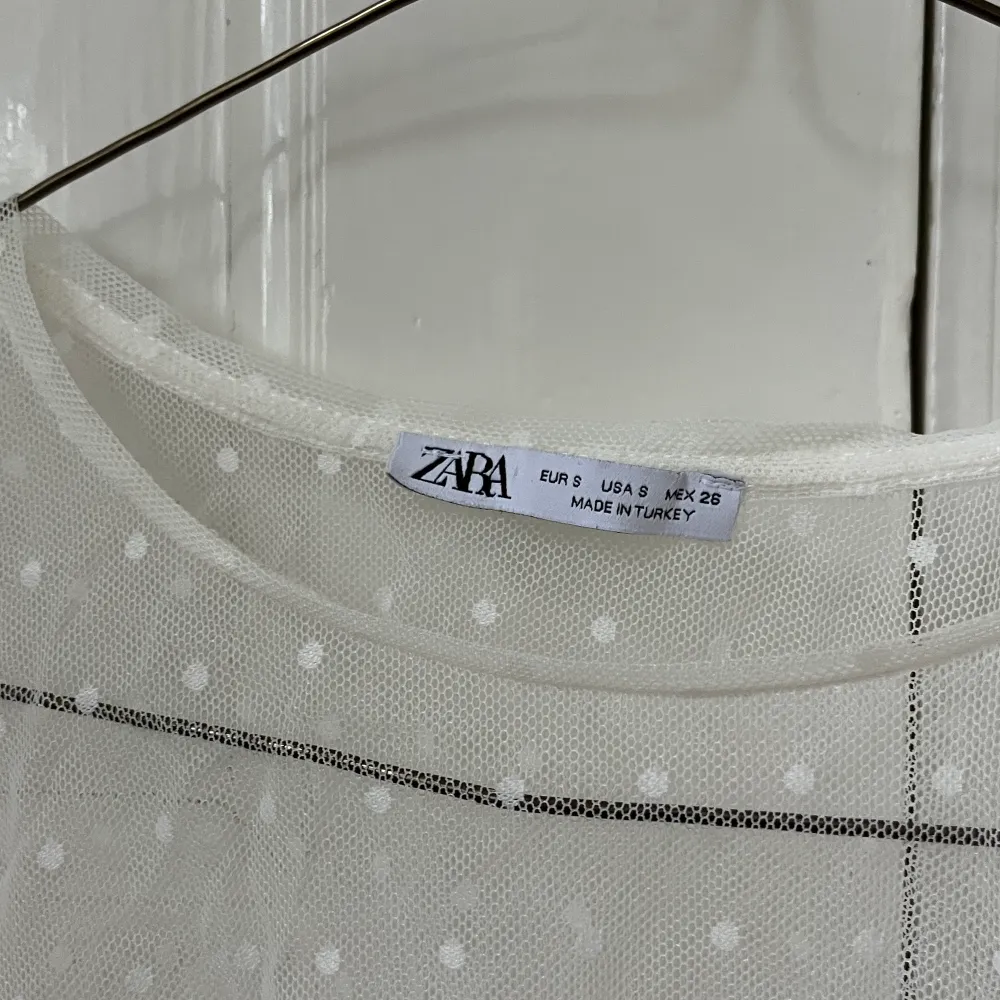 Så fin topp att ha över en bralette eller linne 🌸🌸Jättefina detaljer och sitter tajtare i midjan så formar sig jättefint! Från Zara storlek S. Blusar.