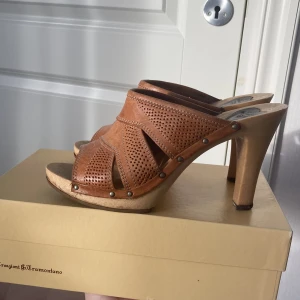 Vintage skor - INTRESSEKOLL på dessa snygga handgjorda klackar från Italien i äkta läder och trä, min gammelmormor använde dem men i väldigt fint skick