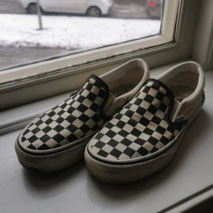 rutiga plateau vans - rutiga vans i storlek 39! tidigare köpta på sellpy och sparsamt använda av mig☺️ köpare står för frakt, ev kan jag mötas upp i stockholm