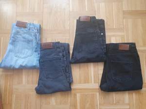 Jeans från NAKD i olika storlekar. Jeans 1-3: High waist/straight 1 par ljusblå jeans i strl 32, 1 par ljusgrå jeans I strl 34, 1 par ljusa svarta jeans i strl 34, 1 par svarta jeans i strl 36 normal midja/straight ankellängd. Bra begagnat skick. 75 kr st