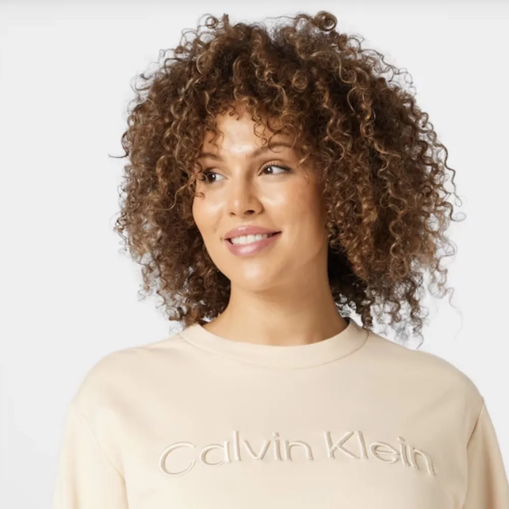 Helt ny collage tröja från Calvin Klein. (Prislappen finns kvar) Orginalpris 900kr. Lånande bilder. Funkar bra som xs. Säljer då jag fick den i present och den aldrig kom till användning.. Tröjor & Koftor.