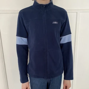 Umbro tröja - Säljer denna umbrotröja i storlek M. Den är något använd men har ej några tydliga defekter.