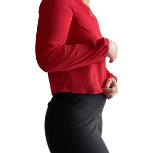Röd Zara-topp - Säljer min älskade röda topp från Zara då den inte passar mig längre. Så så fin och jättefint skick, något sliten vid halsen, se bild 3. Är ej stretchig i tyget och sitter något tight vid axlarna. Nypris 299:-