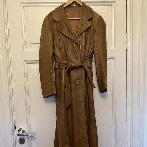 Skinnkappa - En fantastisk vadlång vintage skinnkappa inköpt i Paris. Storleken uppskattar jag själv till M då det inte finns någon lapp. Skriv om det är nån fråga :)