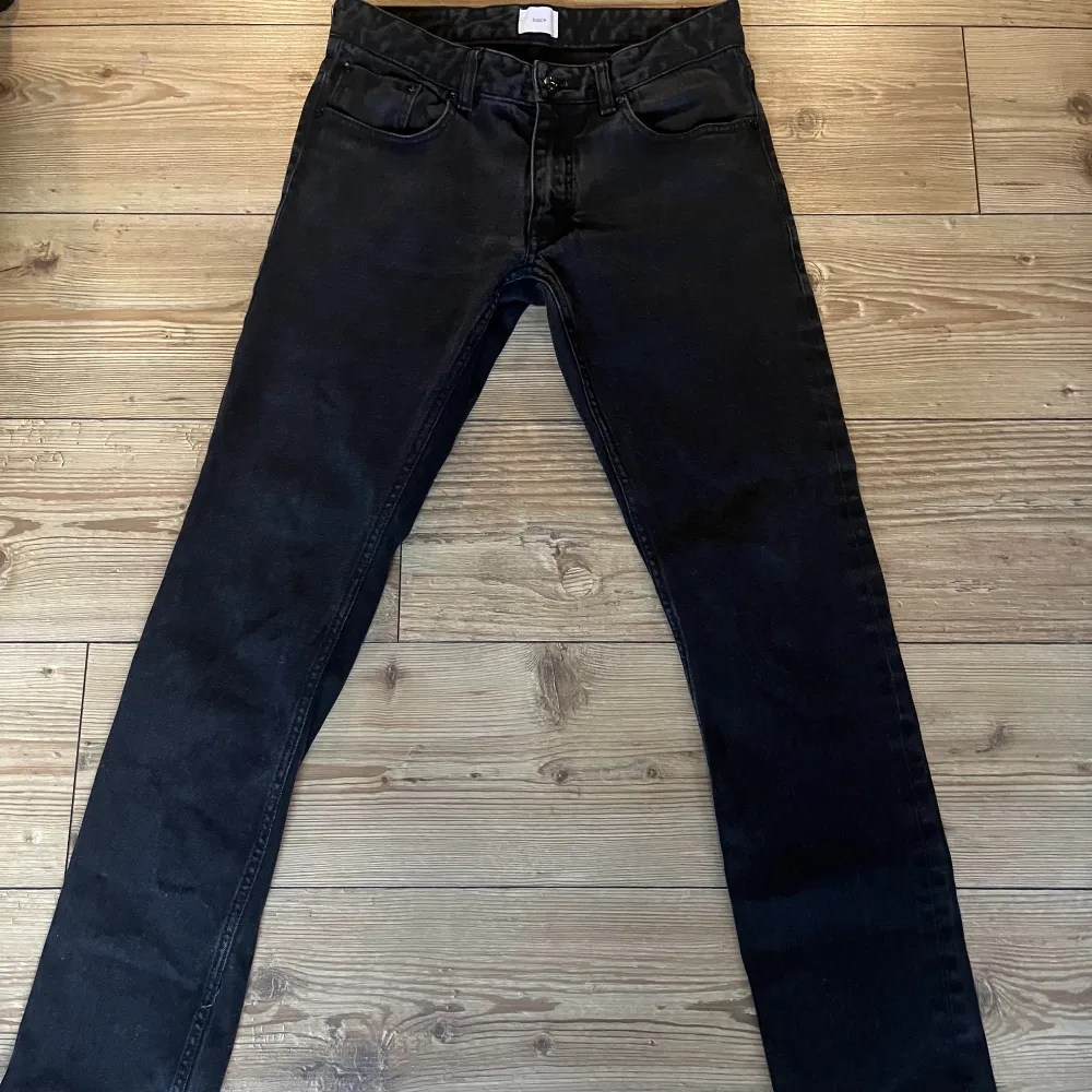 skit snygga svart low waist jeans🙌🏽💕 storlek XS-S, från märket bläck MQ, köpt secondhand. . Jeans & Byxor.