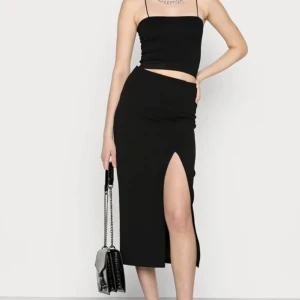 Svart midi kjol slits - Svart midi kjol med slits från Gina tricot i storlek S, fint skick.