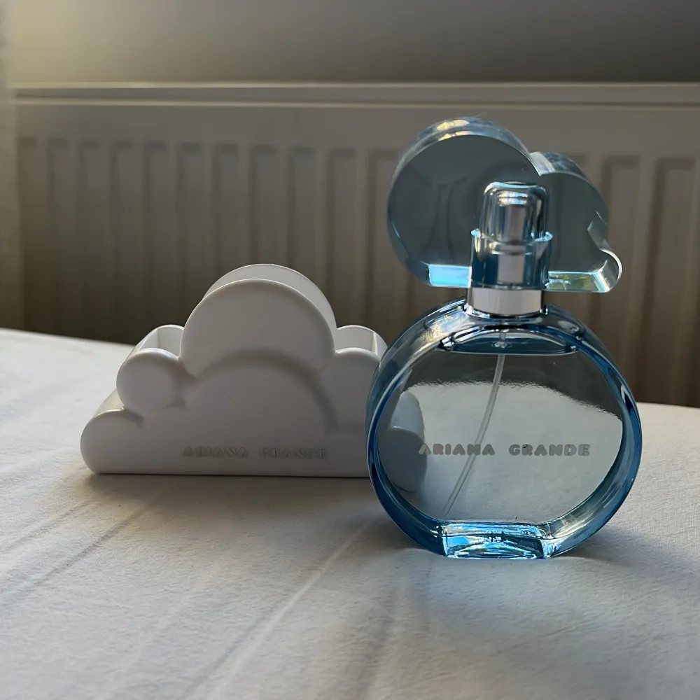 En jättegod parfym från Ariana Grande. Den heter cloud och är 30 ml. Original pris runt 499kr. Knappt använd. Tagit högst 10 sprut ungefär. . Övrigt.