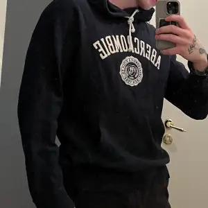Lite tunnare hoodie från Abercrombie & fitch. Använd men i gott skick. St M.