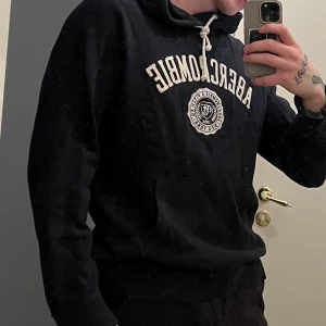 Hoodie abercrombie & fitch - Lite tunnare hoodie från Abercrombie & fitch. Använd men i gott skick. St M.