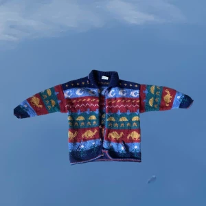 PACAMAMA STICKAD KOFTA - Ball stickad kofta med träknappar, köpt från beyond för ett år sen och har knappt använt den