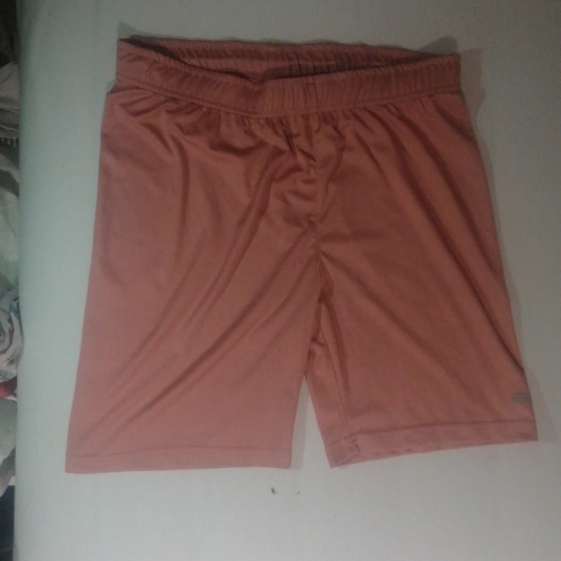 Ett par rosa shorts
