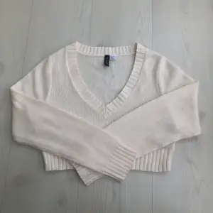 En vit stickad tröja som är croppad, från hm i stl S, aldrig använd🤍