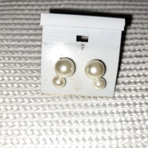 4-örhängen Pärlor 🌹 - Hej alla glada 🌹 Här har jag 4 stycken fina örhängen, Pärlor, 2stora och 2 mindre🌹 Kanske för någon som har fler än bara 2hål i öronen ☺️🌹 Pris: 10 kr plus frakt 16 kr 🌹 Kontakta mig innan köp 🌹 Anki 