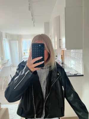 Skinnjacka - Säljer en superfin skinnjacka från Nelly som är helt oanvänd. Säljer den för att jag har en liknande. Köpt för 750kr och säljer den nu för 300kr Storlek 34