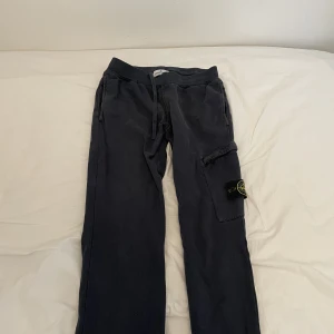 Stine island byxor  - Säljer för använder inte de längre. De är äkta vilket man kan se på knapparna och stygnen osv. Är 180 och de passar bra 