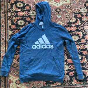 Adidas Hoodie - Jätte fin blå adidas hoodie.  Använda kanske en gång.  Skick 9.5/10.  Maila mig för att prata om priset :)