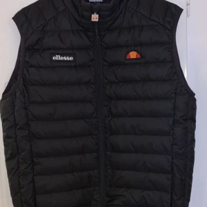 Ellesse väst  - Hej,Säljer min ellesse väst passar både S-M vill inte sälja dem men ser ingen anledning till att behålla dem om jag inte använder de!! Den är i ny skick kvitto finns om ni skriver till mig ( PRIS KAN DISKUTERAS)