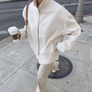 Djerf Avenue jacka - Säljer min fina slutsålda jacka från Djerf Avenue. Använd 3 gånger och är därför i väldigt bra skick. Nypris 2000kr. Frakt tillkommer!