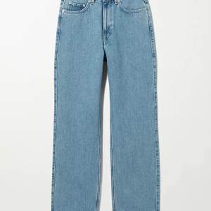 Weekday jeans i storlek 28/32, jättefint skick förutom mindre slitning längst ner som kan ses på sista bilden 💙 frakt tillkommer 