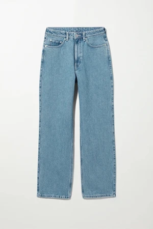 Weekday jeans  - Weekday jeans i storlek 28/32, jättefint skick förutom mindre slitning längst ner som kan ses på sista bilden 💙 frakt tillkommer 