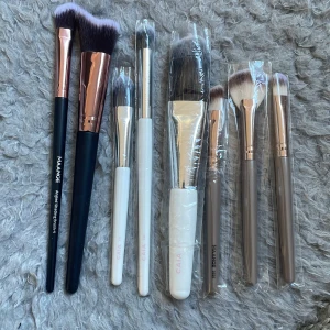 smink borstar  - sminkborstar. Alla för 200kr. de vita är caia