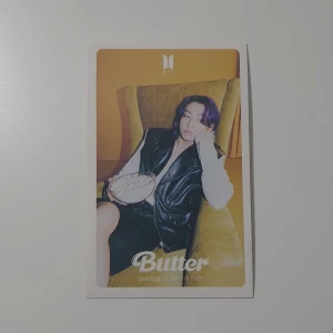 Bts kort - 🌸BTS🌸 Bts lomo card Butter: Jungkook. I nyskick och superfin, passar till att ha i genomskinliga mobilskal eller som dekoration av ditt val. 20 + frakt💕 Ej pc. Skickar bild innan jag postar.