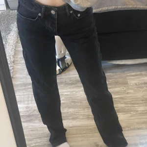 Icon jeans  - Hej! Säljer ett par icon jeans ifrån lager 157 i xxs! Finns två skador längst mer på benet men inget som syns när man har på sig dem eftersom de är så små! 