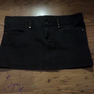 Minikjol med nitar - Så fin kort mini kjol med nit detaljer på hankarna och fickorna! Köpt på grothica i Göteborg för 2 år sedan! Jättefin, endast använd 2-3 gånger. Vid frågor och intresse skicka dm. TRYCK EJ PÅ KÖP NU. Frakt i annons stämmer ej