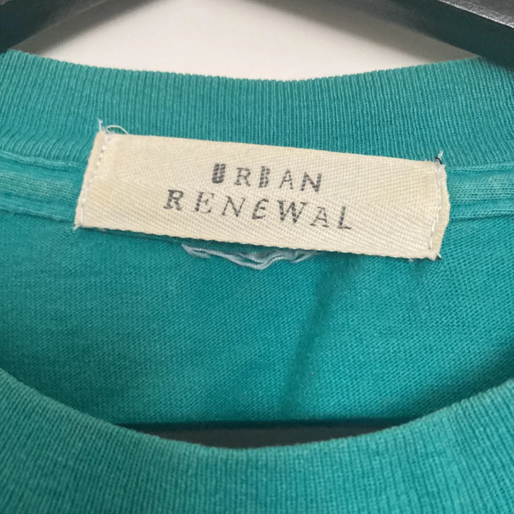 Supersöt och sporty topp köpt från Urban outfitters och deras ”Urban renewal” koncept. Alltså en upcycled vintage topp 🌸har tecken på använding: sprickor i trycket och lite misfärgning. Har ingen storlek, men skulle säga omkring small.. T-shirts.