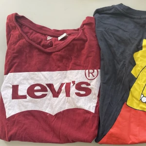3 T-shirts Levi’s, Simpsons och grå  - Säljer tre T-shirts i ett paket, Levis i storlek S och de två andra i storlek M
