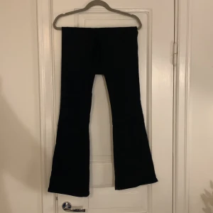 Svarta Jeans - Jättesnygga svarta jeans flare. Älskar dem men de vär för små för mig, köpte ett par exakt likadana i strl M. Dessa är i modell Peach Flare strl S/33 från BikBok. Knappt använda.