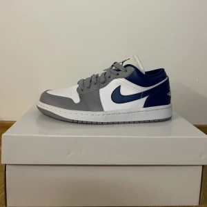 Air Jordan 1 Low French Blue - Säljer dessa oanvända, storlek 38,5