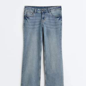 Knappt använda jeans, säljer dem för 150kr+frakt (dem sitter i en lite större M).