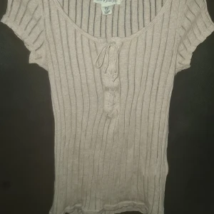 Beige vintage topp - Den här toppen har hag inte anvönt mycket. Den är ganska fin och skulle rekommendera den <333