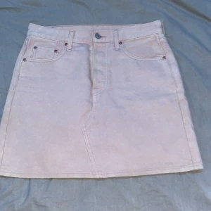 Jeanskjol  - Ljus rosa Levis kjol knappt andvänd köpt för 500kr  Inga defekter 