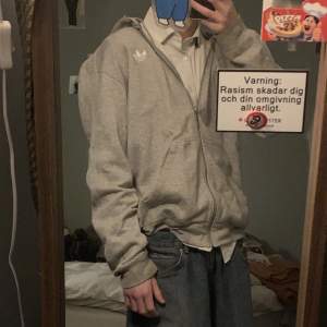 Sparsamt använd grå adidas hoodie 
