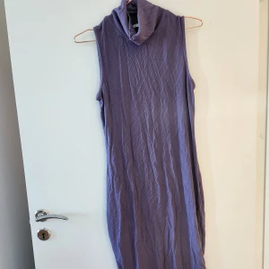 Klänning med turtle-neck - Snygg bomulls-klänning med turtle-neck, utan ärmar. Säljer pga kommer inte till användning. Hör av dig om du har frågor!