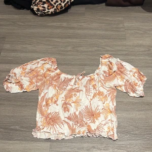 Topp - Bra skick, knappt använd, lite stor i storleken 