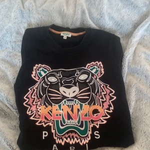 Kenzo tröja  - Svart kenzo tröja. Fick den i present men har inte kommit till användning. Köpare står för frakten, pris går att diskutera. 