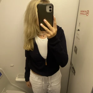 Mörkblå zip up - Säljer min stickade kofta med 40% Kashmir💞 Den är lite nopprig, färgen är mörkblå👍🏼 Storlek M men passar mig som har S