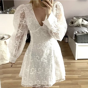 Studentklänning - Såå fin klänning från NA-KD (slutsåld) i storlek 36. Aldrig använd (lapp kvar), har dock gått upp lite i sömmen (se bild) men ska gå lätt att fixa med lite nål och tråd! Ge prisförslag privat! Lånad andra bild!