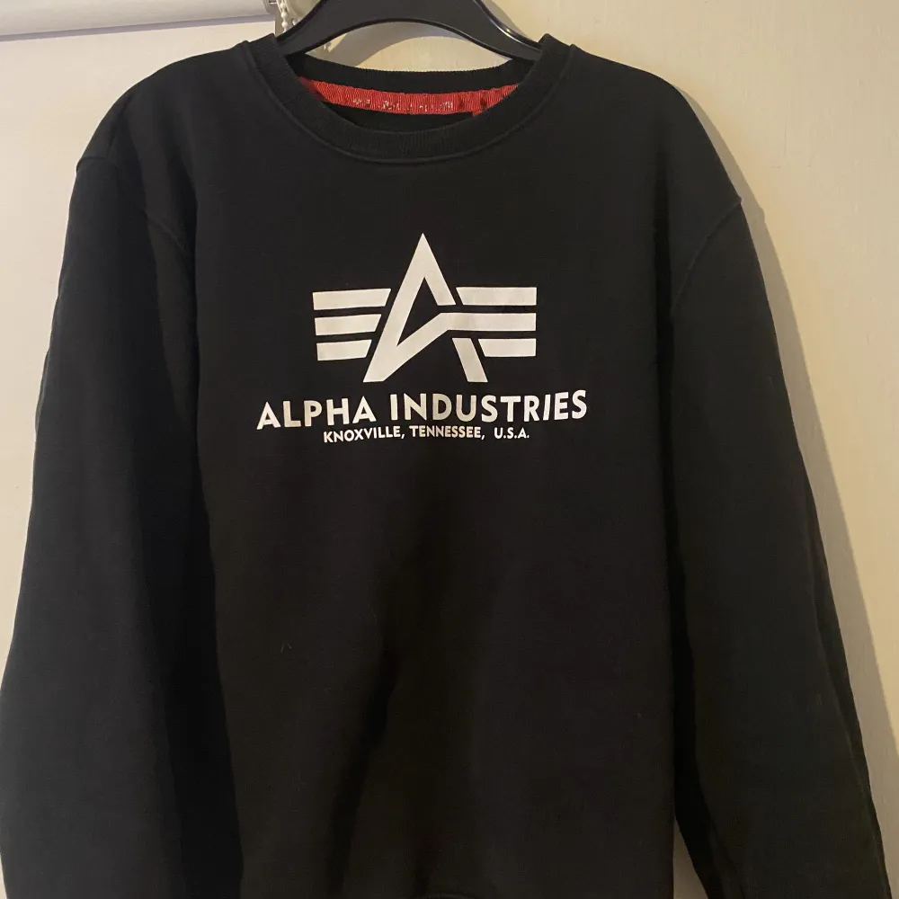 Alpha industries långärmad tröja storlek M i fint skick, nypris cirka 400kr.. Hoodies.