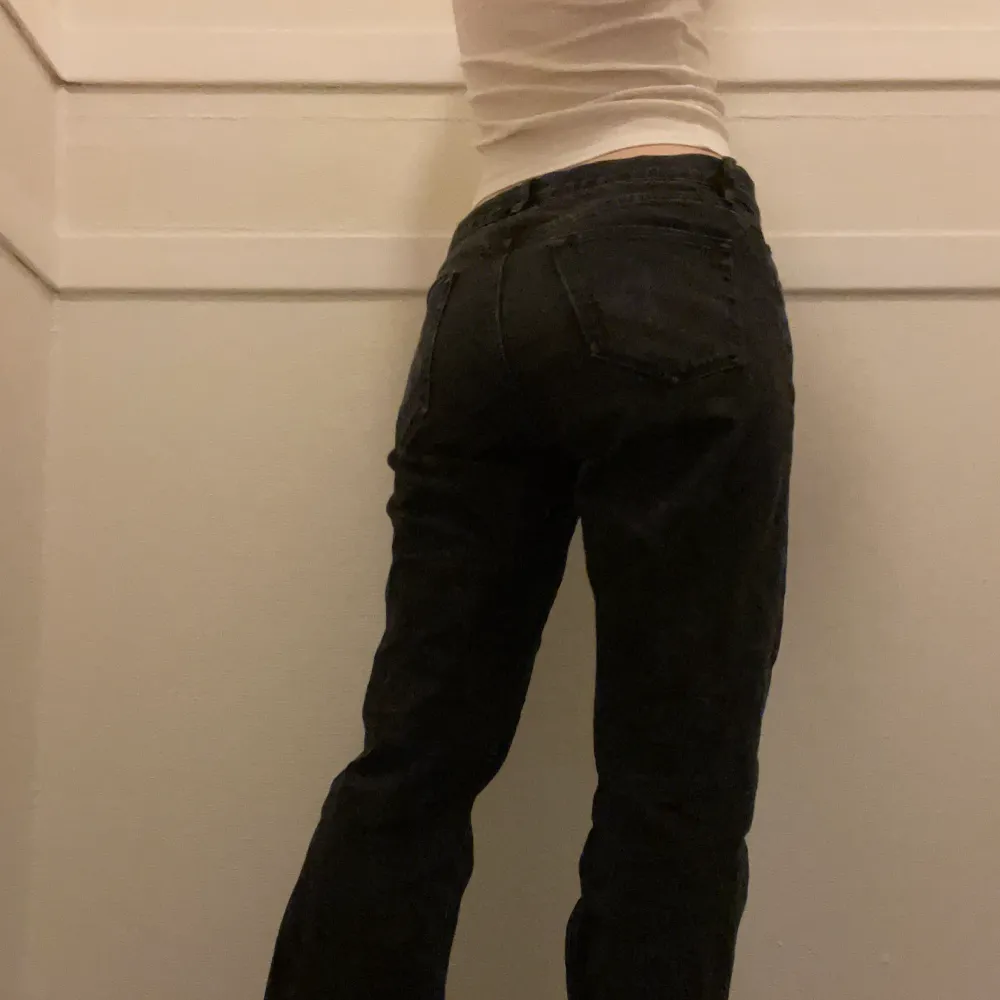 Tvättade svarta jeans från hope i unisex fit! Beroende på önskad passform kan strl variera, på mig som vanligtvis har 27/32 är de ganska baggy med låg midja. Långa i benen, kan passa någon mellan 170-185cm! Något utsvängda=snygg siluett!🖤nypris ca 1500. Jeans & Byxor.