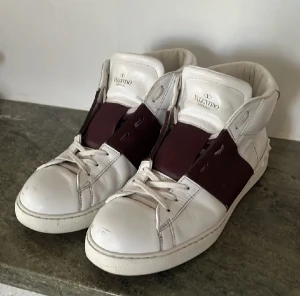 Sällsynta Valentino skor - Säljer nu mina sällsynta höga valentinos då jag behöver pengarna. Väldigt snygga och skulle säga det är i 7/10 i con. Ba att skriva vid frågor elr om du vill ha mer bilder elr vid bud.