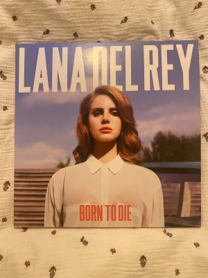 Born To Die - Interessekoll på min Born to Die skiva!! Skivan har endast spelats ett fåtal gånger, & har mest använts som dekoration💙 hör av er om ni har frågor❤️