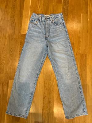 Supersnygga Levis jeans som är använda några gånger, väldigt ljusa i färgen, jättefina till sommaren med ett vitt linne. Har växt ur dem. 