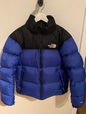 North face nuptse 700 - Använd men bra skick  Storlek M  herr Nypris runt 3000kr