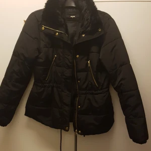 svart bikbok jacka - svart fin jacka ifrån bikbok i strl M. Ingen deffekt och den ör i jättebra skick!🤗